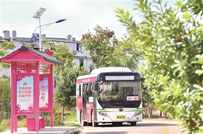 图③：城市公交车开进江西省赣州市古坊村，村民出行更加便捷。 （图片来源：视觉中国）