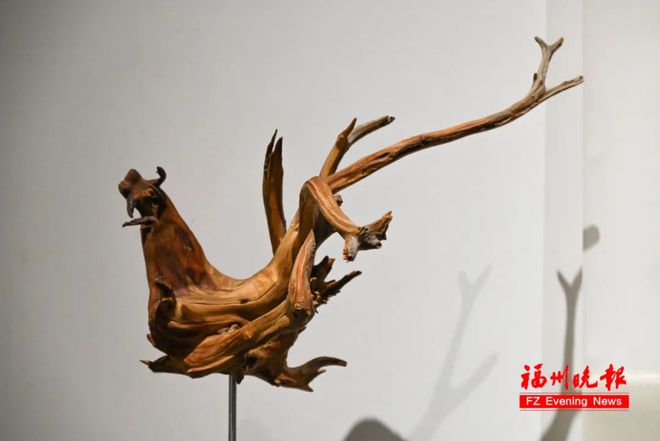 80后根雕艺术家张微_中国根雕之乡_福州仓山区根雕艺术展