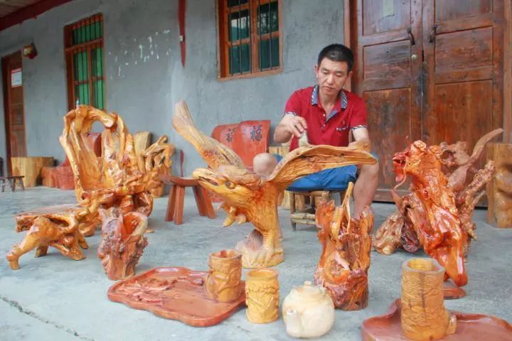 手工木雕师安廷斌_最简单小木雕_失聪者木雕艺术