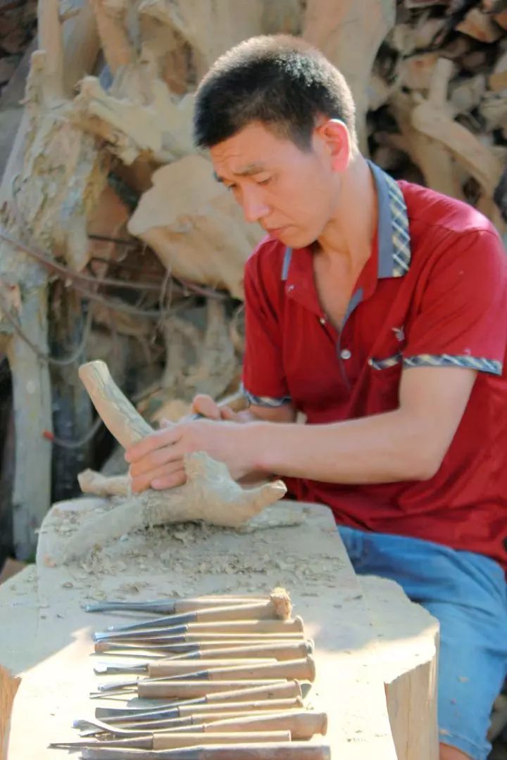 失聪者木雕艺术_最简单小木雕_手工木雕师安廷斌