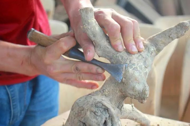 失聪者木雕艺术_最简单小木雕_手工木雕师安廷斌