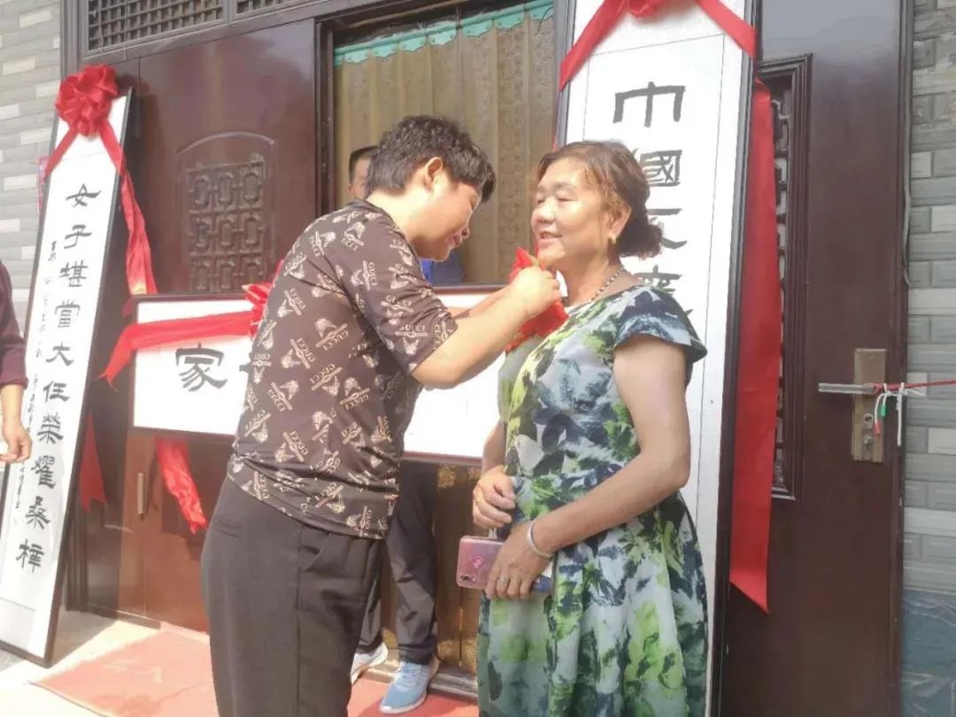 怎么在qq上赠送q币_颐和园前门牌楼牌匾上_赠送考上大学牌匾