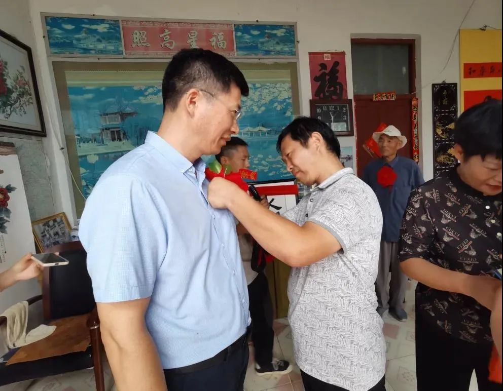 颐和园前门牌楼牌匾上_赠送考上大学牌匾_怎么在qq上赠送q币