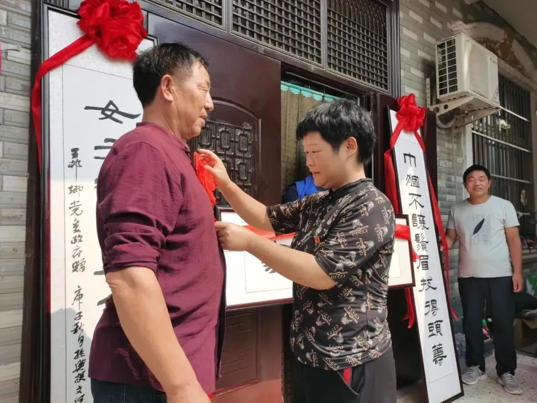 颐和园前门牌楼牌匾上_赠送考上大学牌匾_怎么在qq上赠送q币