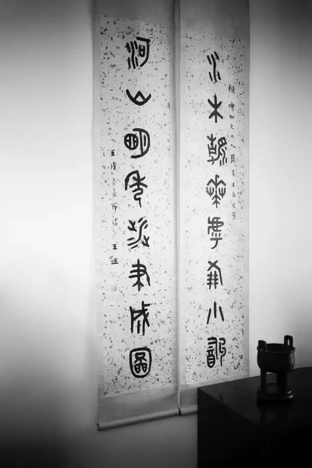 新公司挂牌匾什么讲究_客厅牌匾一般挂多高_客厅挂山水画墙尺寸挂