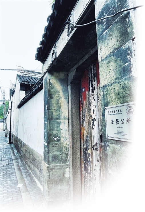 院子门匾额_启功题书画院扁匾额_院子里的厕所门朝哪边好