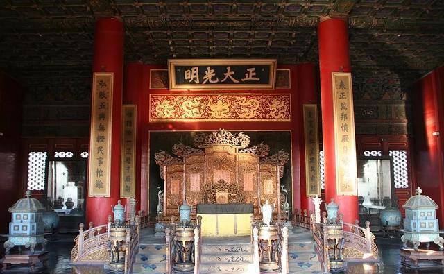 乾清宫正大光明匾上的小字写的是什么
