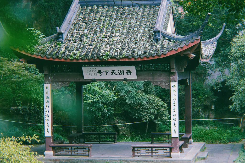 古亭子匾额_亭子牌匾名字大全_亭子的匾额挂在什么位置