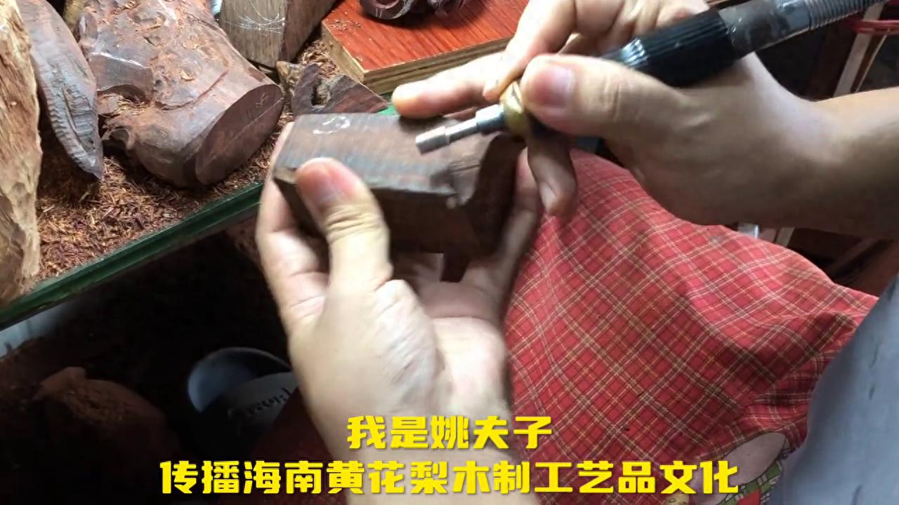 海南黄花梨工艺品制作步骤_什么是好的木雕工艺_海南黄花梨葫芦雕刻过程