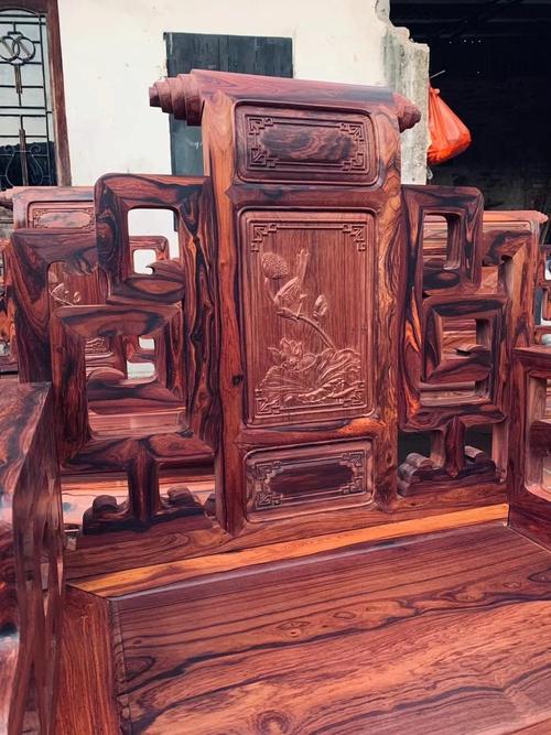 大红酸枝家具原材料特点_什么是好的木雕工艺_大红酸枝家具榫卯工艺特点