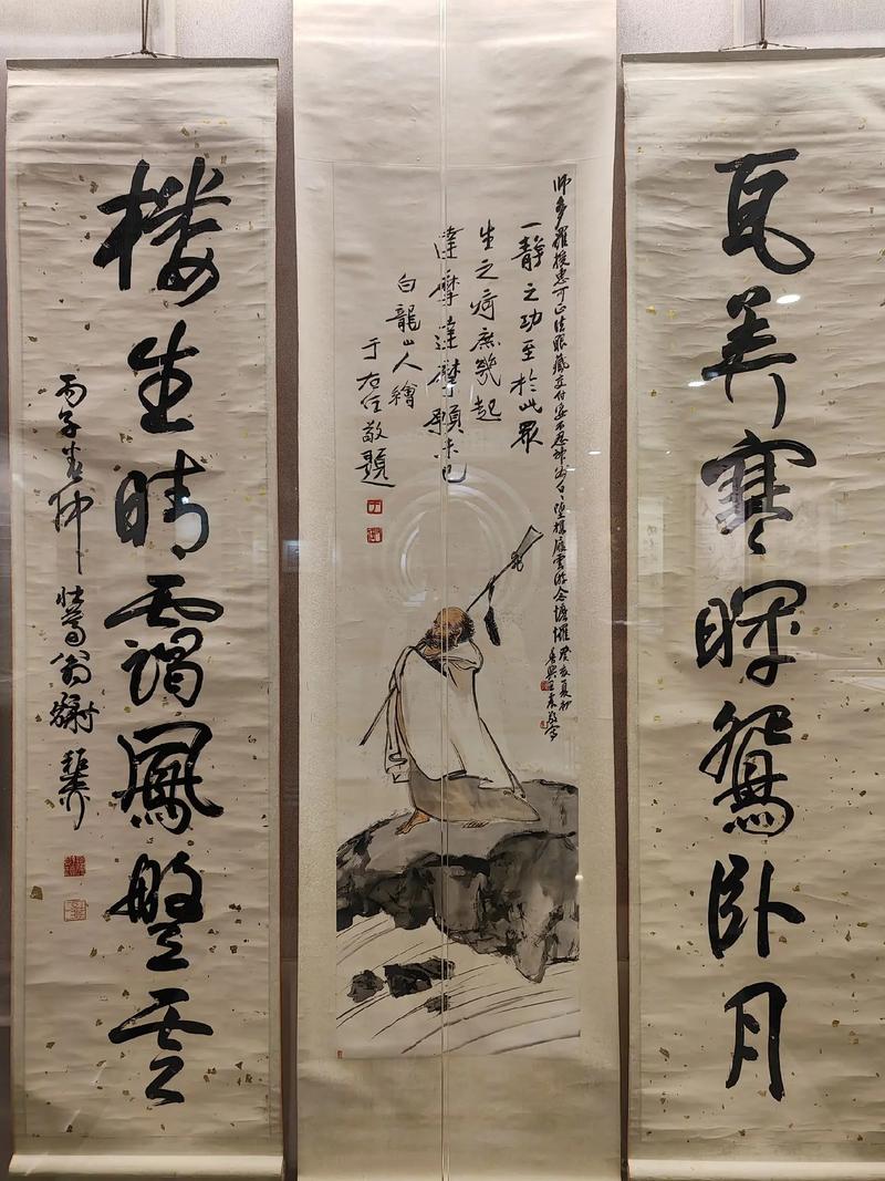 匾额名家作品比较_对联牌匾设计效果图_于右任匾额特点