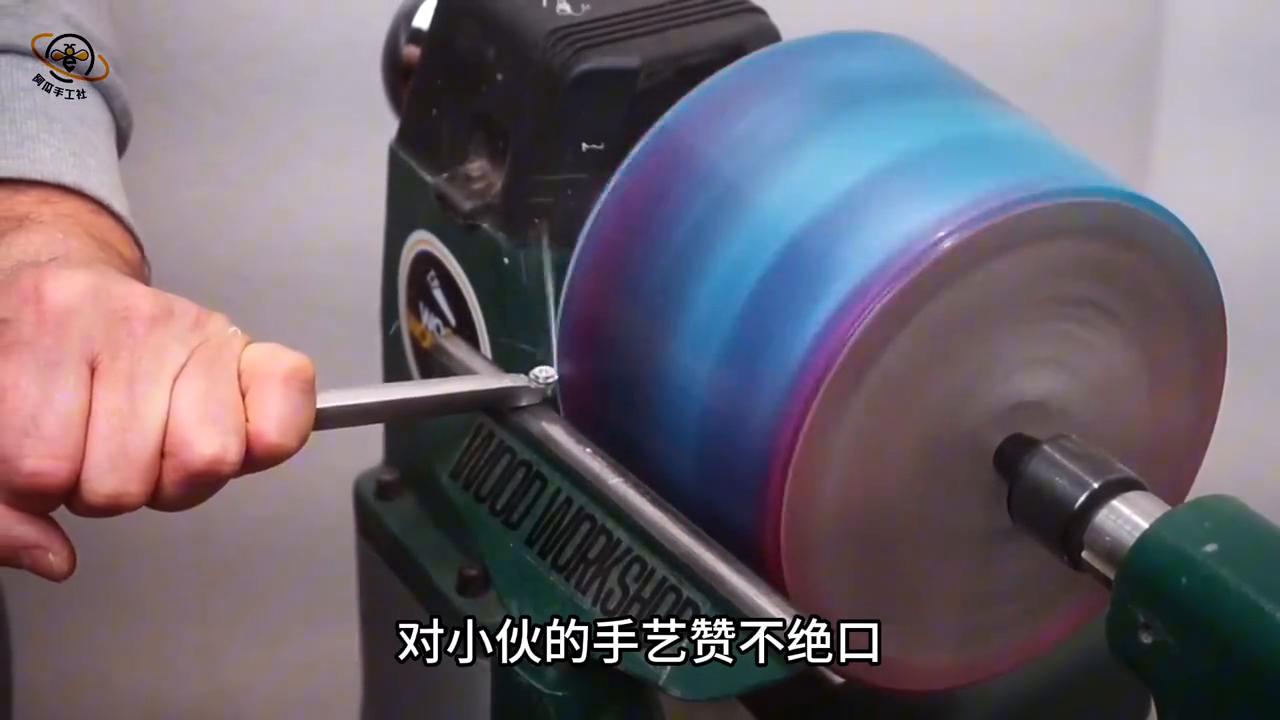 简单手工雕刻_纯手工木工工艺制作过程_天才木工烂木头花瓶