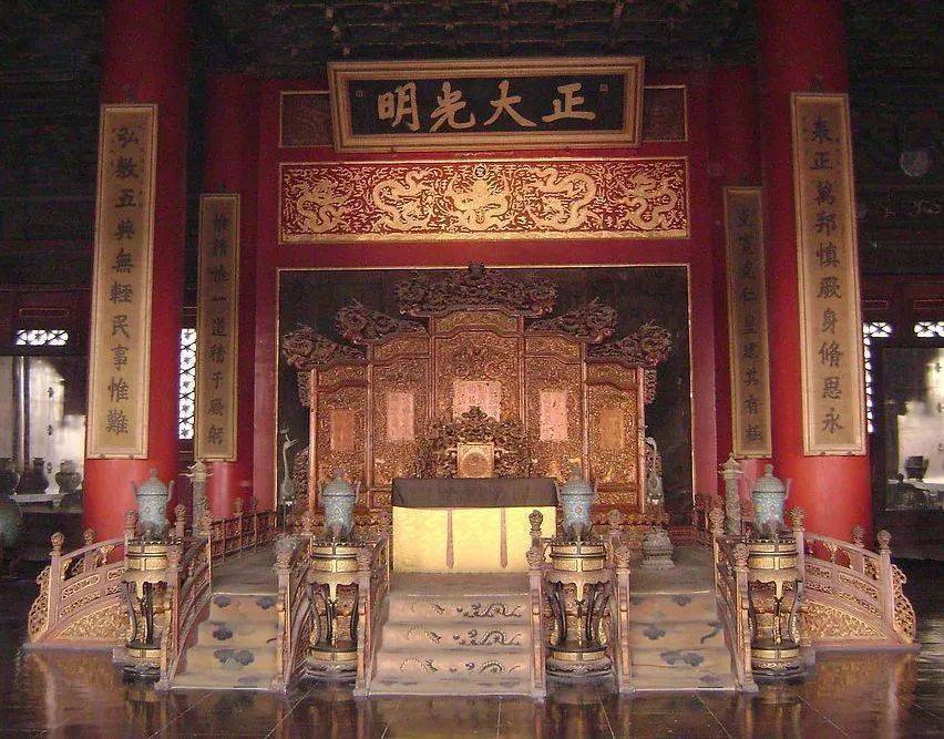 古建筑匾额文化_秦汉时期题字牌匾额_匾额披红花