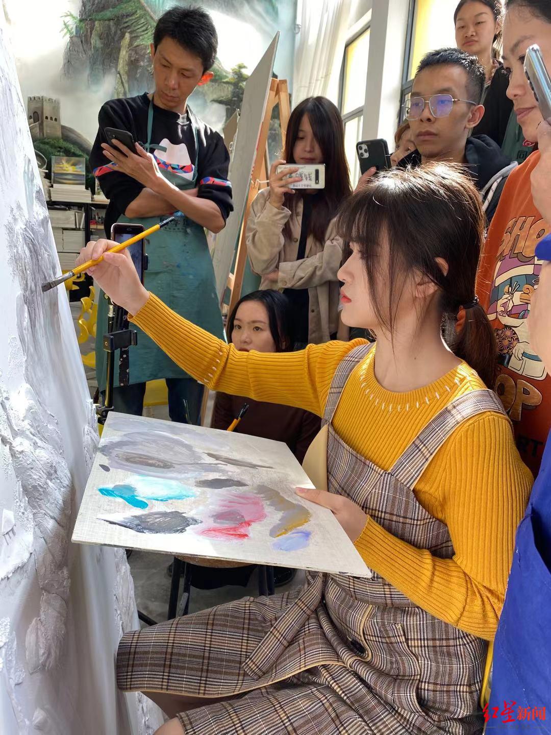 壁画师佳佳_浮雕壁画前景怎么样_抖音刮腻子女孩