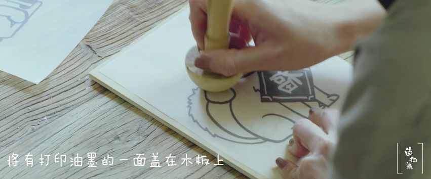 手工木刻版画制作_木刻画图片_猫狗双全幸福生活