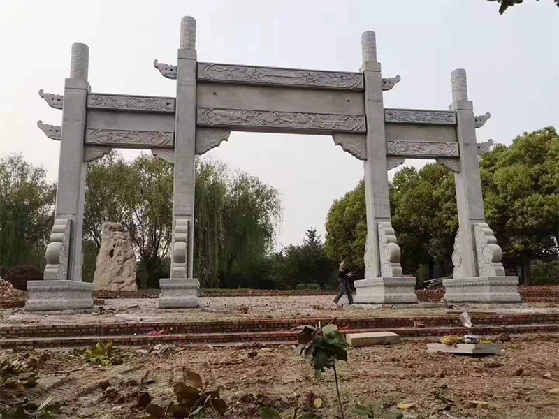村口石雕牌坊样式_单门三楼式石牌坊_农村村口牌坊简洁大方