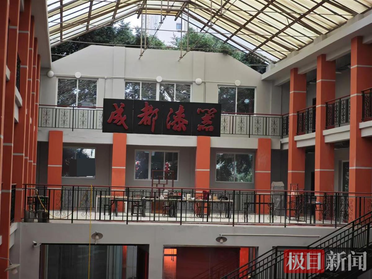 成都木雕厂加工厂_ 李子柒 雕漆隐花 技法特点 _成都漆器工艺厂 雕漆隐花 学习过程 