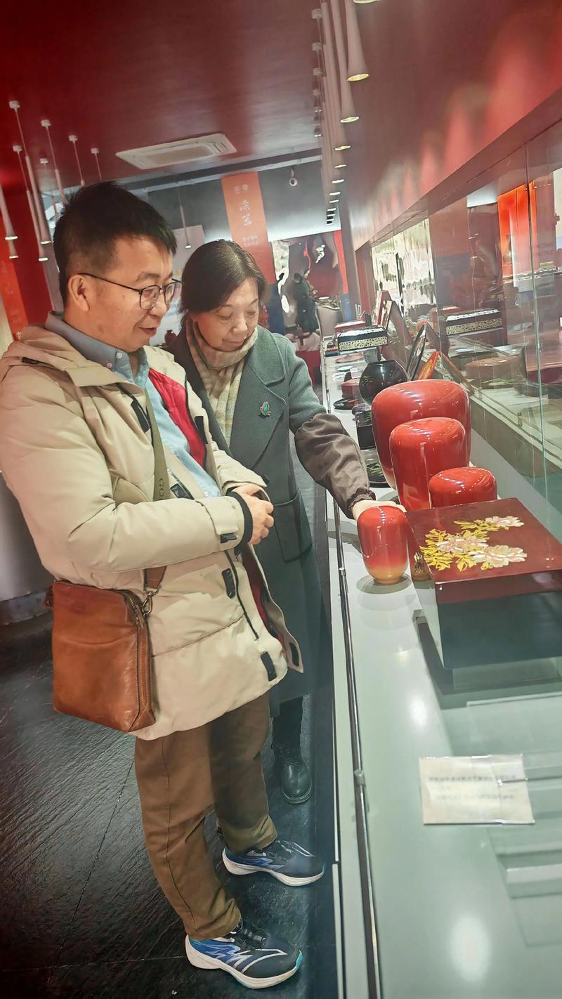 成都漆器工艺厂 雕漆隐花 学习过程 _成都木雕厂加工厂_ 李子柒 雕漆隐花 技法特点 