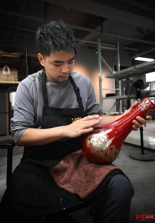  李子柒 雕漆隐花 技法特点 _成都木雕厂加工厂_成都漆器工艺厂 雕漆隐花 学习过程 