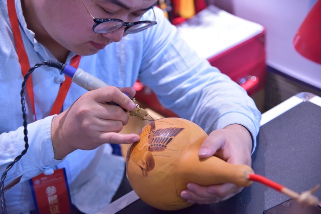 手艺人日常_手持电动木工雕刻工具_匠心手工艺品制作过程