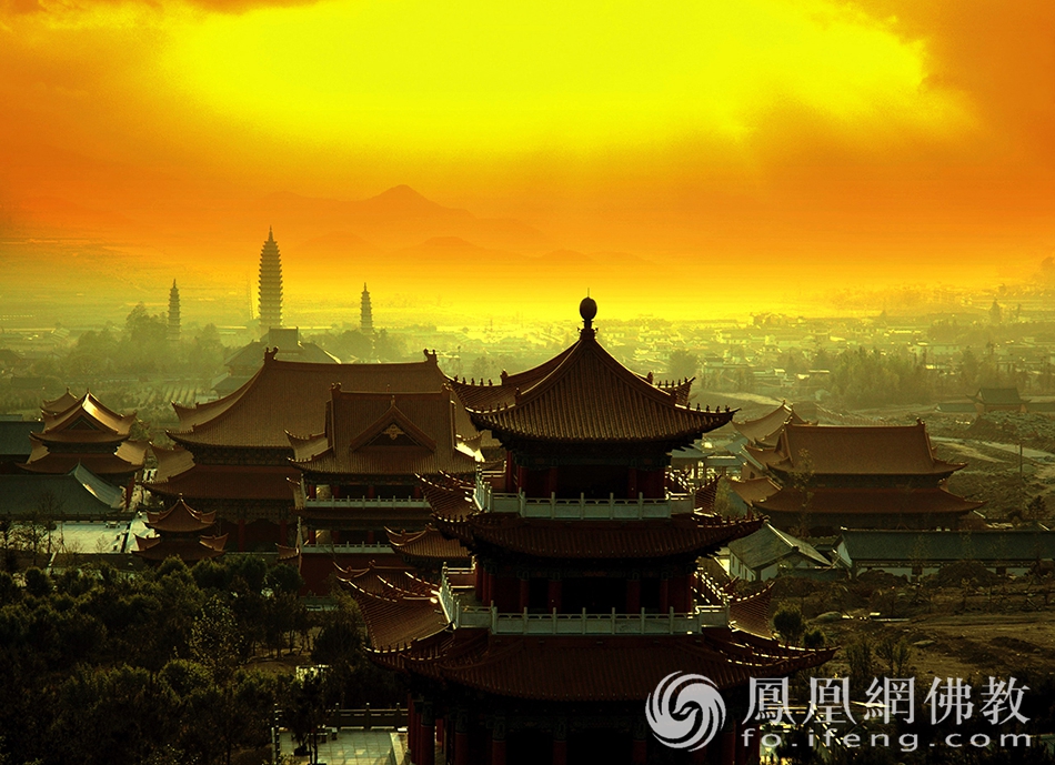 沐浴在晚霞中的大理崇圣寺(图片来源:凤凰网佛教 摄影:丹珍旺姆)