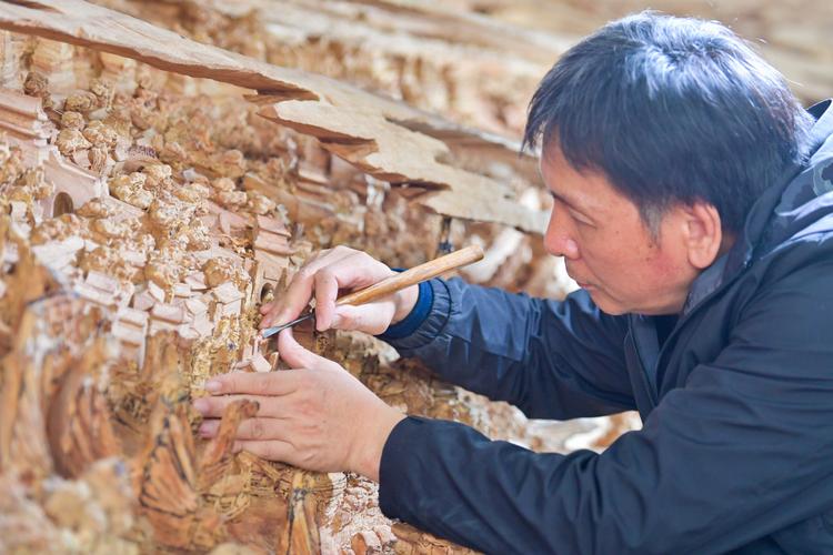 木雕过程描写_工匠精神 一代匠师 仙作木雕