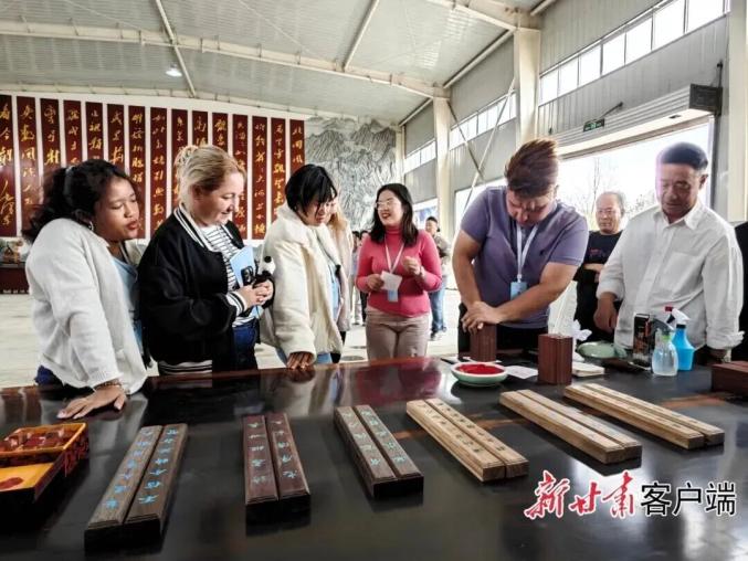 梧桐木手工艺术刻字牌匾_实木牌匾定做_金川刻字非遗体验中心