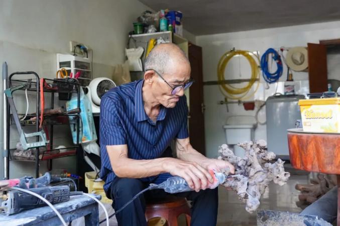 初学根雕如何着手_柘林镇夹路村根雕匠人汤志岳_根雕艺术创作过程分享