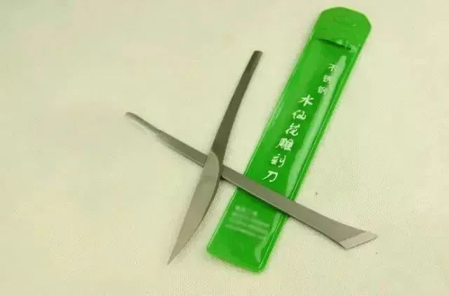 初学根雕如何着手_水仙雕刻技巧_水仙养护方法