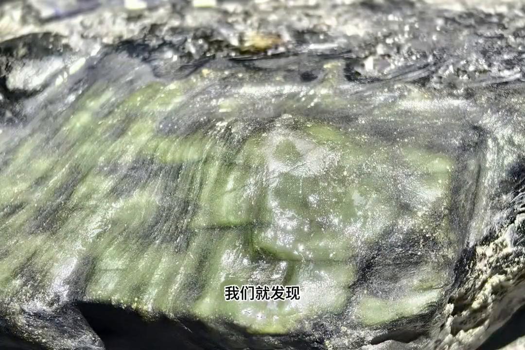 格音角场口翡翠原石_翡翠原石_帝王绿与老油青鉴别