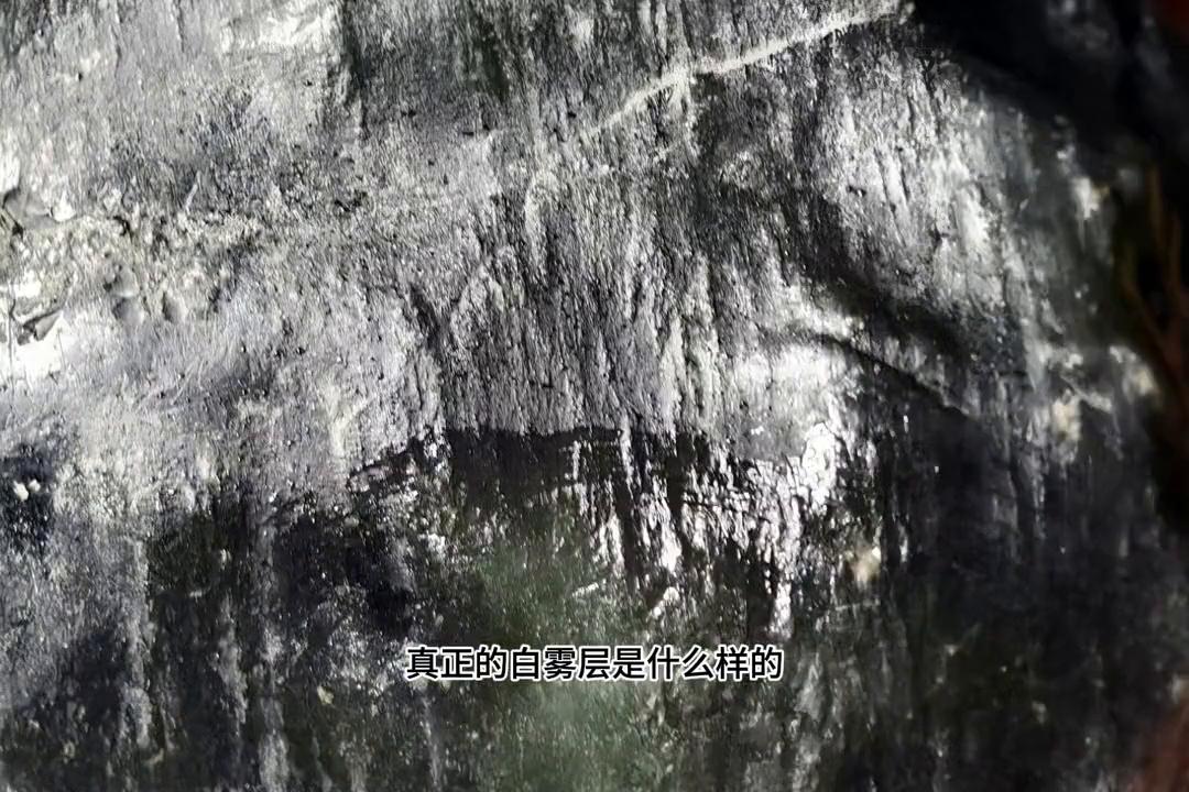 格音角场口翡翠原石_翡翠原石_帝王绿与老油青鉴别