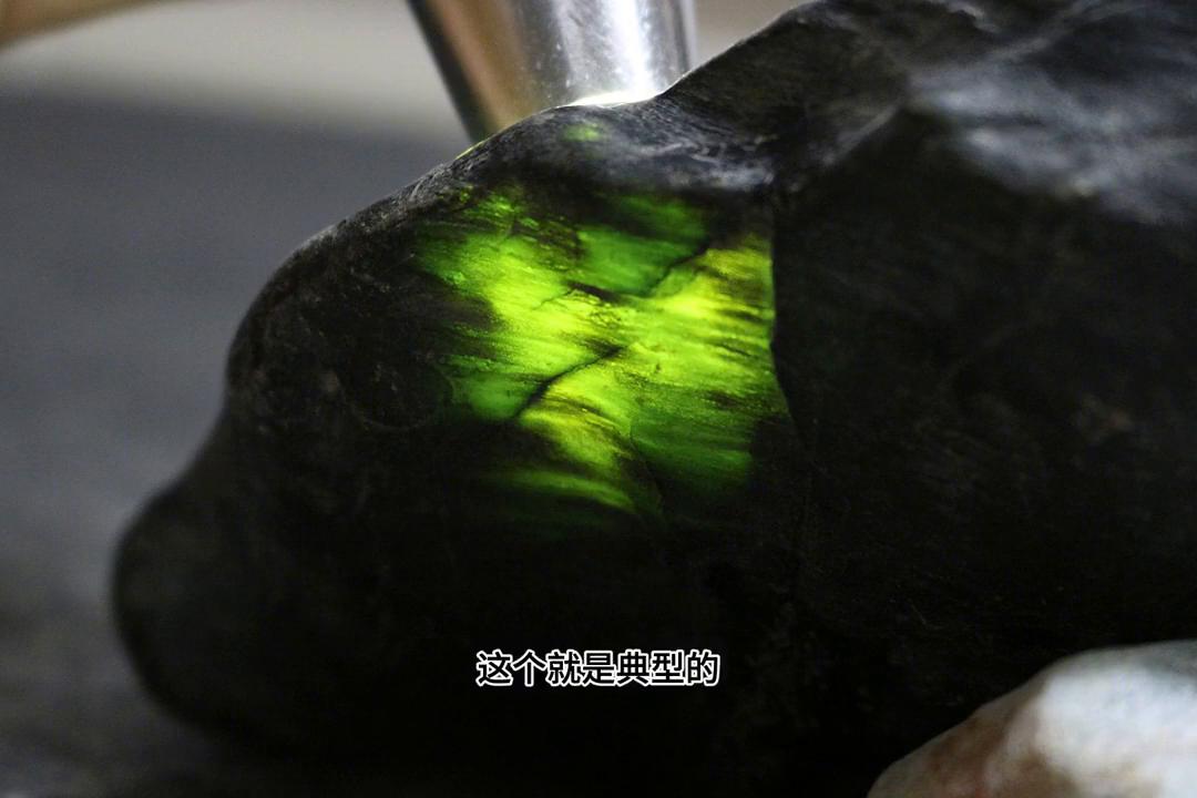 翡翠原石_格音角场口翡翠原石_帝王绿与老油青鉴别