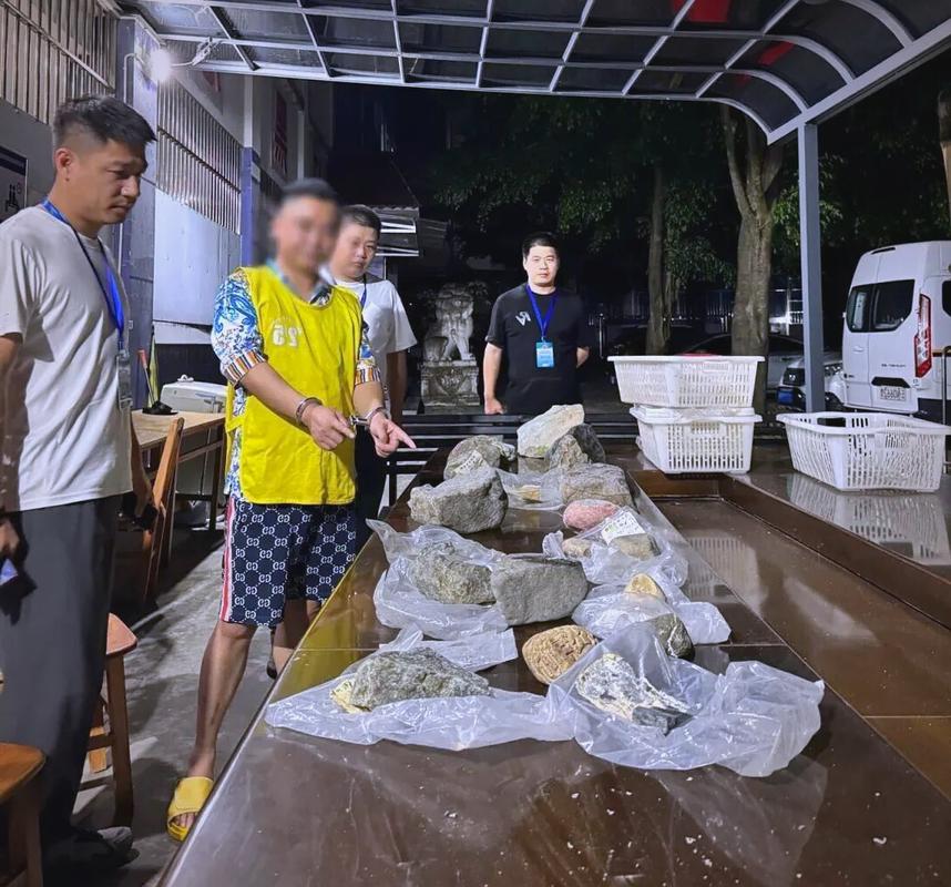 翡翠原石_直播间缅甸人演戏_翡翠直播骗局