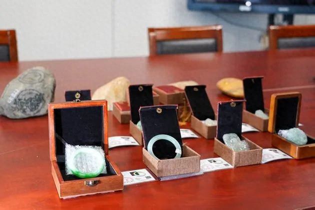 主播被抓翡翠原石骗局_网络直播玉石诈骗案_翡翠原石