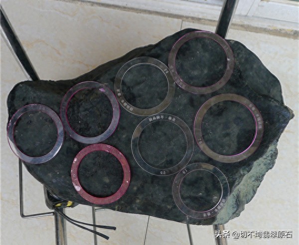 翡翠皮壳砂发与肉质关系_翡翠原石_赌石皮壳翻砂学问砂细肉细