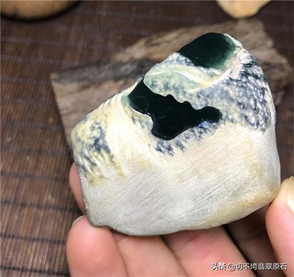 翡翠原石_赌石皮壳翻砂学问砂细肉细_翡翠皮壳砂发与肉质关系
