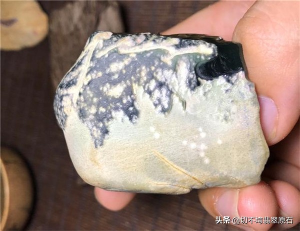 翡翠皮壳砂发与肉质关系_赌石皮壳翻砂学问砂细肉细_翡翠原石