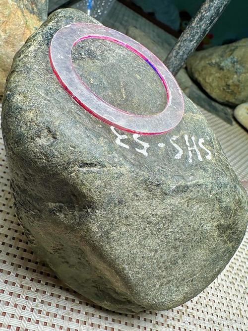 翡翠原石_直播间赌石套路_赌石直播间骗局