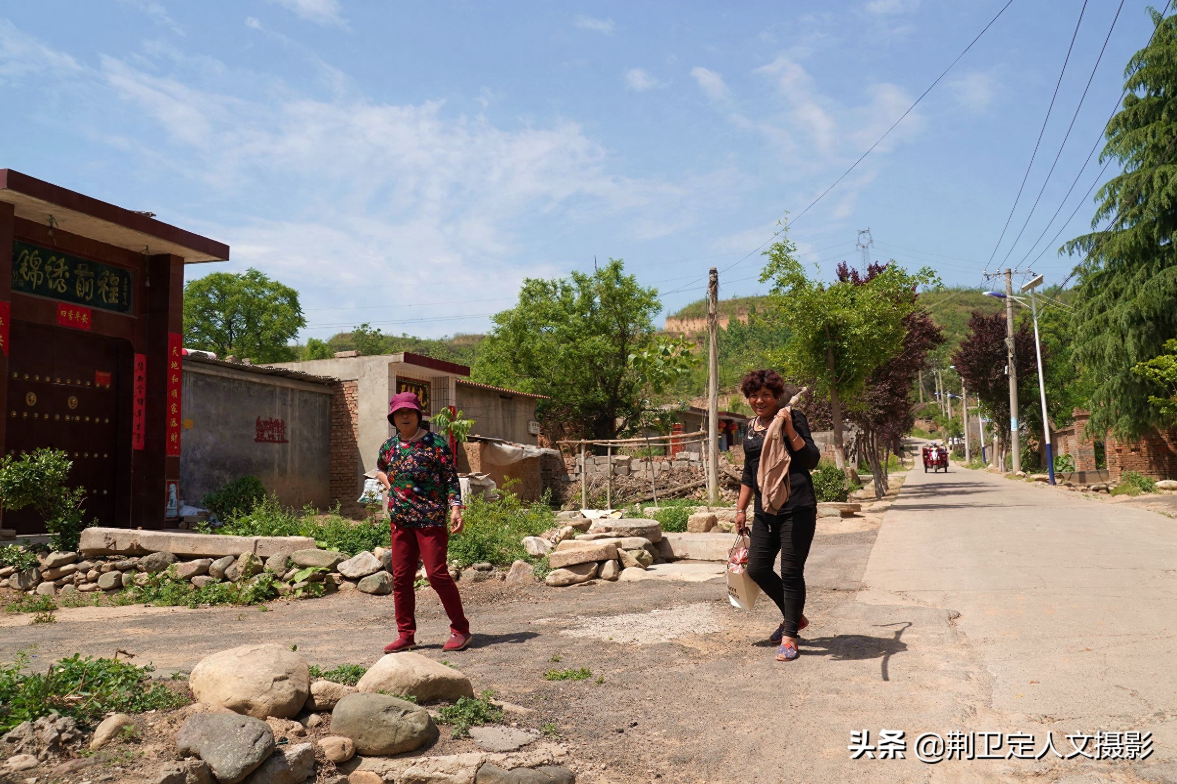 农村老宅门上大牌匾有玄机，7旬老人：能认出4个字牌匾你拿走