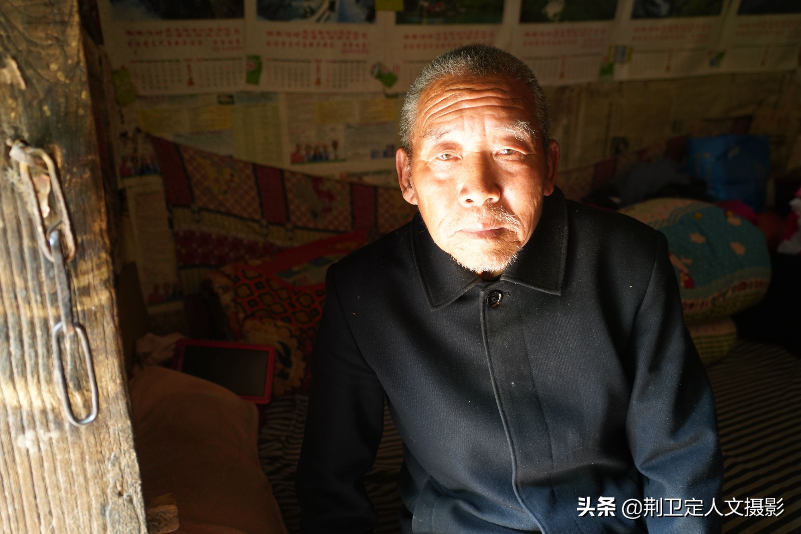 农村老宅门上大牌匾有玄机，7旬老人：能认出4个字牌匾你拿走