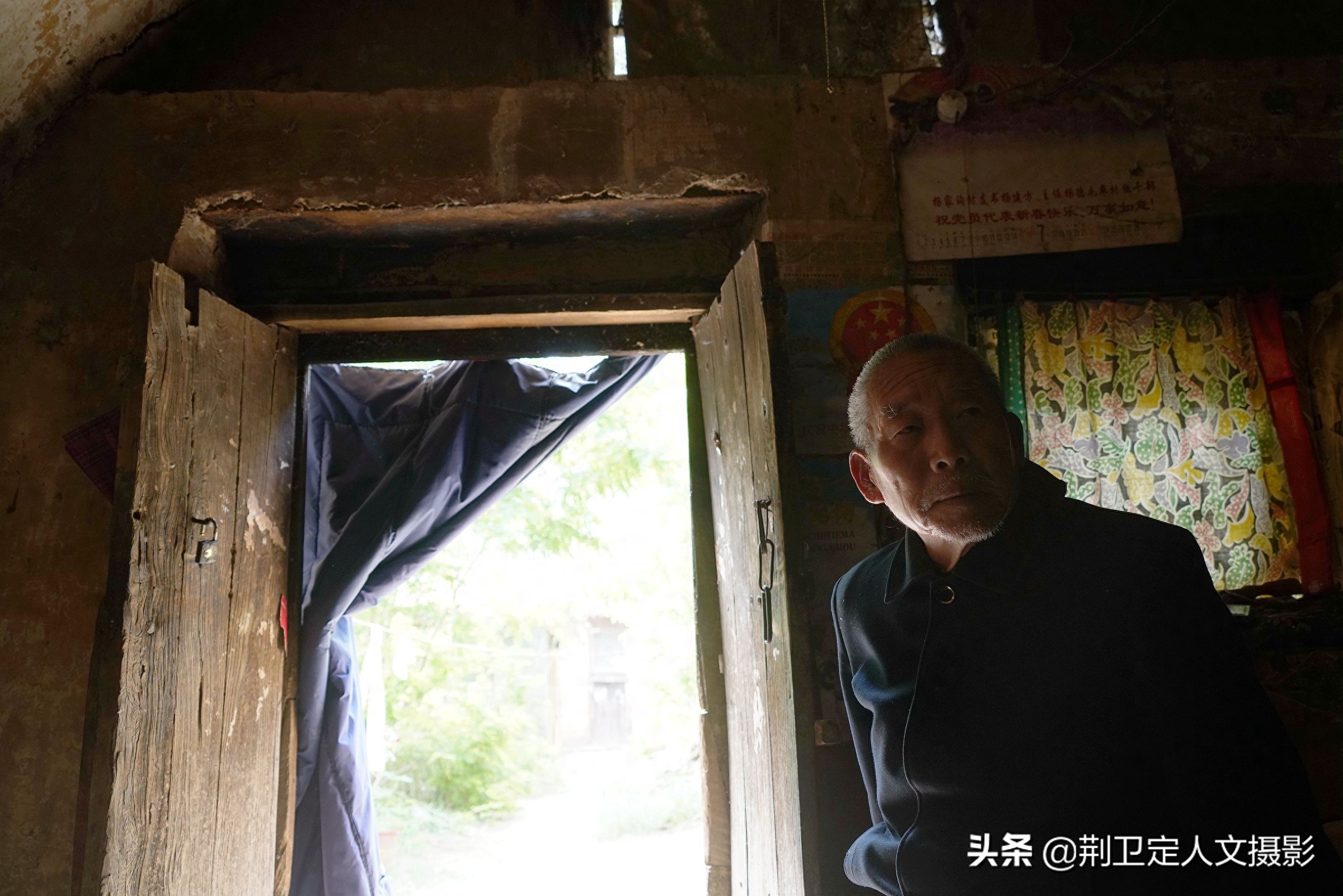 农村老宅门上大牌匾有玄机，7旬老人：能认出4个字牌匾你拿走