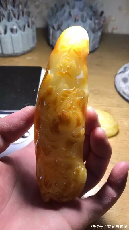 俏色蜜蜡雕刻教程_雕刻教程视频_雕刻牡丹花摆件