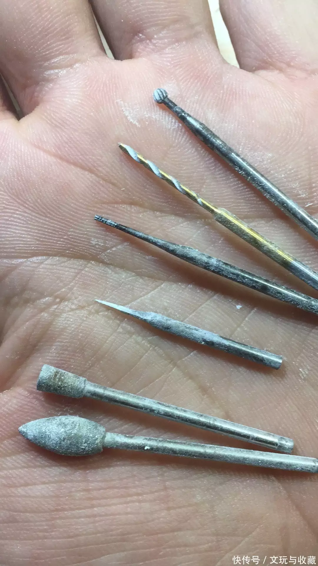 雕刻教程视频_雕刻牡丹花摆件_俏色蜜蜡雕刻教程