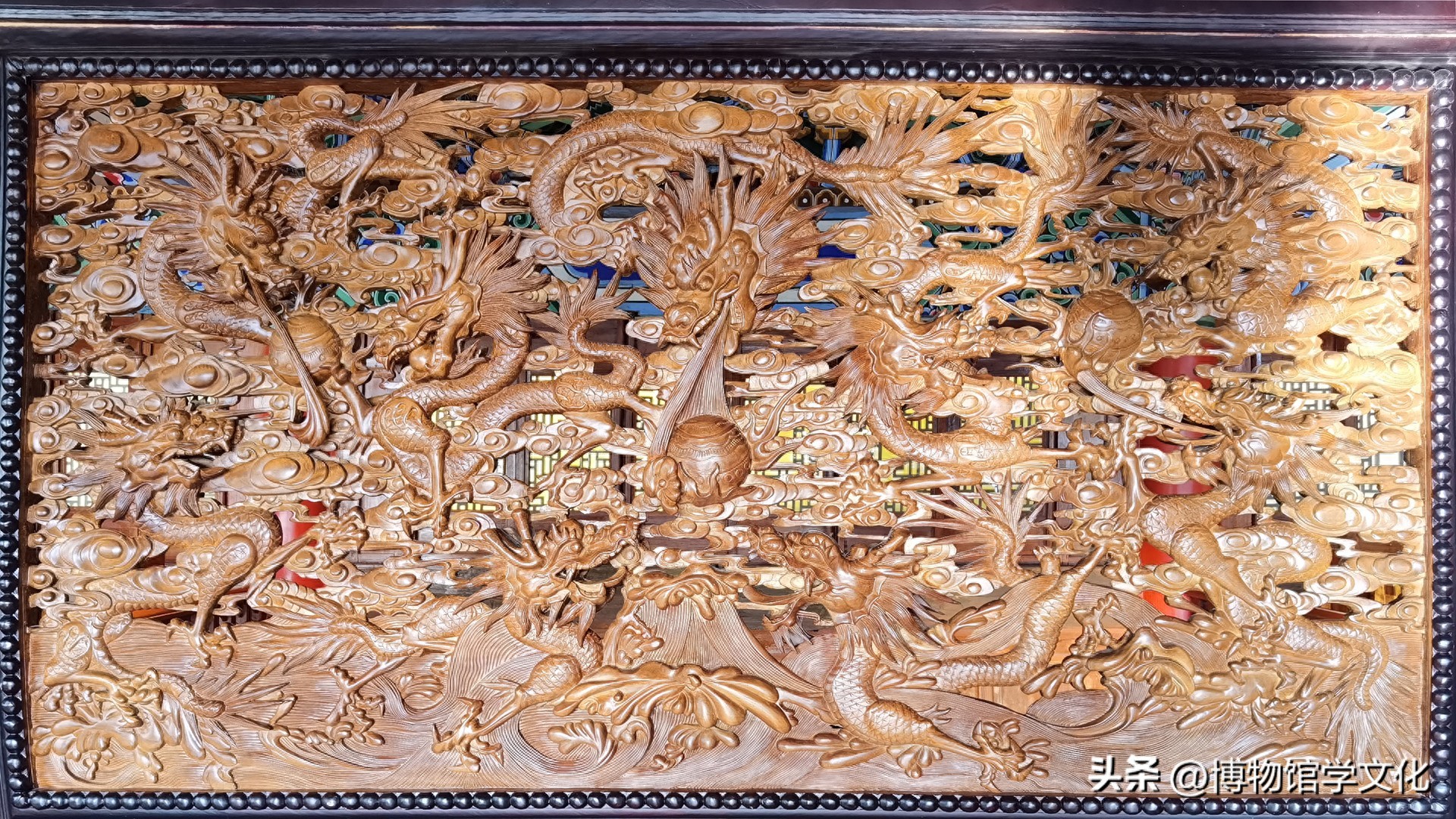 丽江木府三清殿九龙木雕屏风_云南剑川木雕的特点_万古楼大厅九龙木雕屏风
