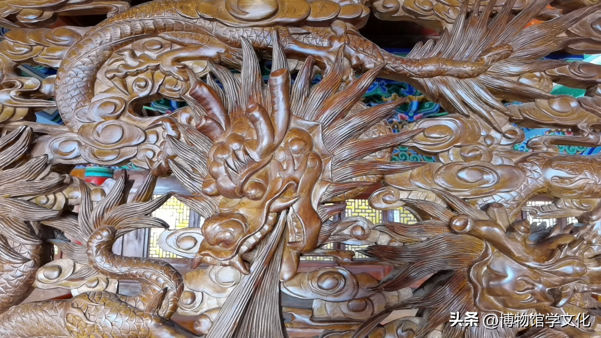 云南剑川木雕的特点_万古楼大厅九龙木雕屏风_丽江木府三清殿九龙木雕屏风