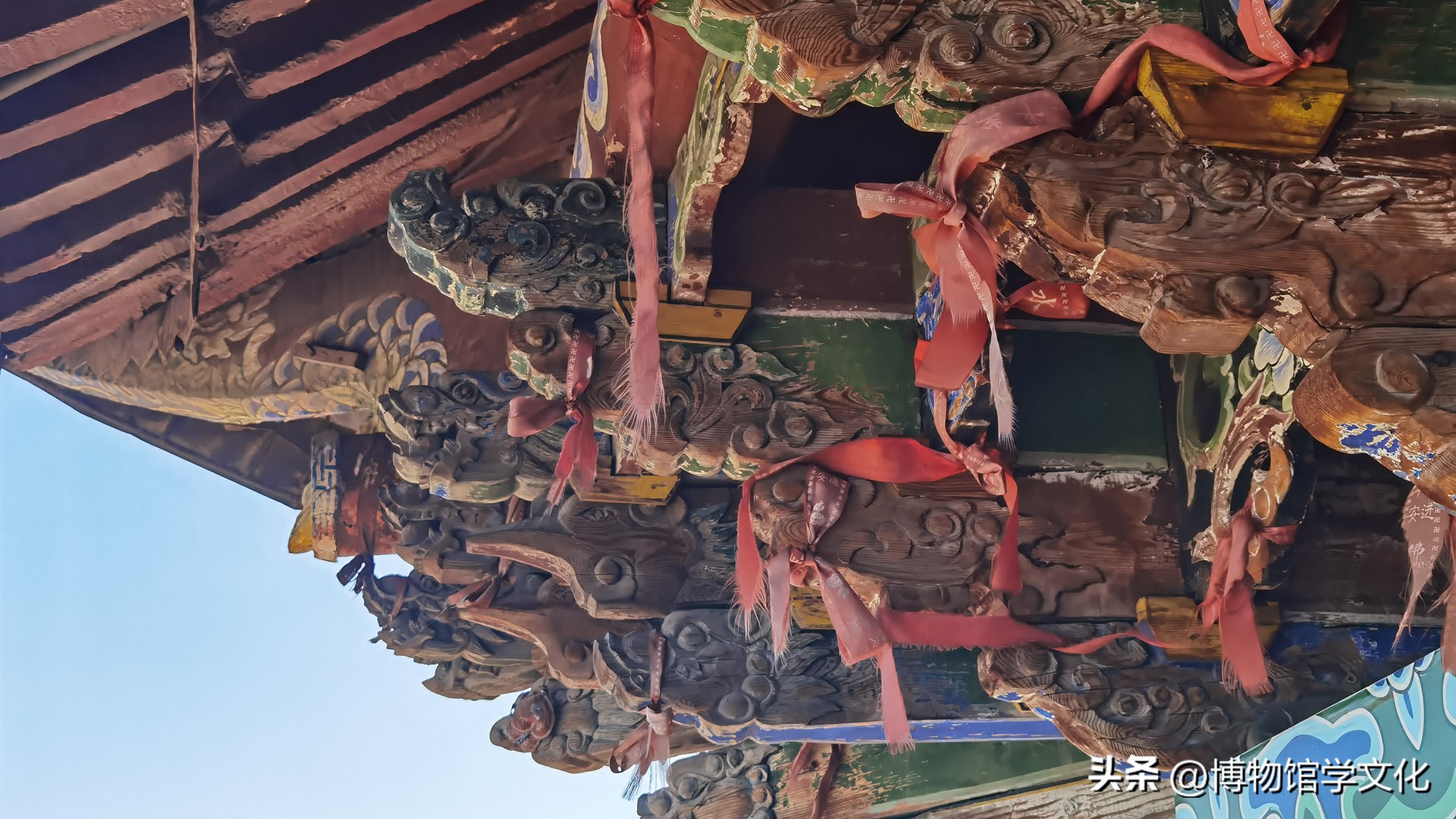 丽江木府三清殿九龙木雕屏风_云南剑川木雕的特点_万古楼大厅九龙木雕屏风