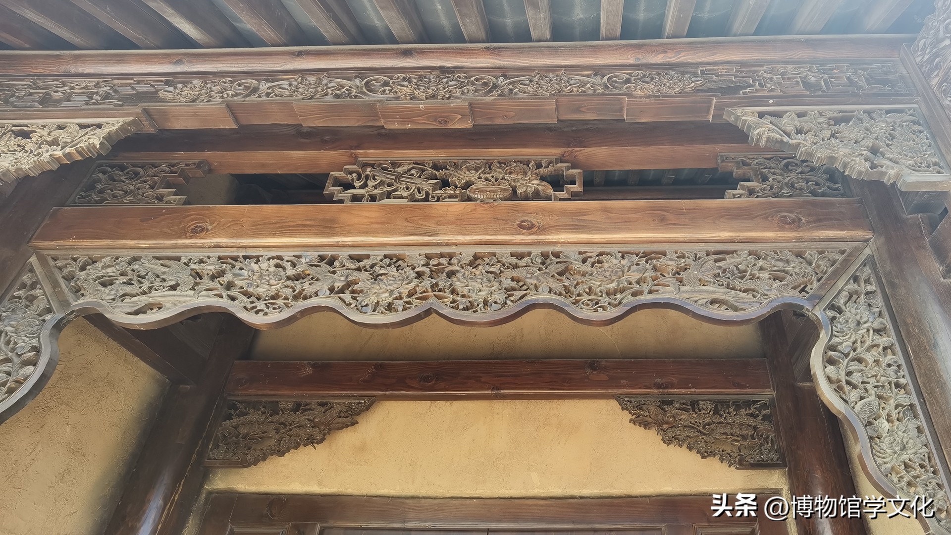 云南剑川木雕的特点_万古楼大厅九龙木雕屏风_丽江木府三清殿九龙木雕屏风