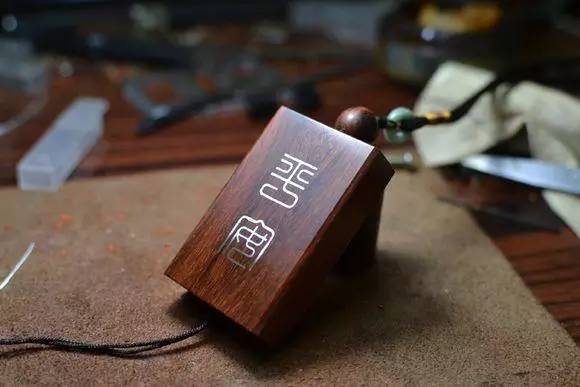 小叶紫檀镶银丝平安牌制作过程_镶银木牌_手工制作小叶紫檀镶银丝平安牌教程