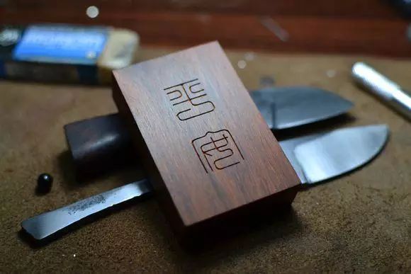 手工制作小叶紫檀镶银丝平安牌教程_镶银木牌_小叶紫檀镶银丝平安牌制作过程