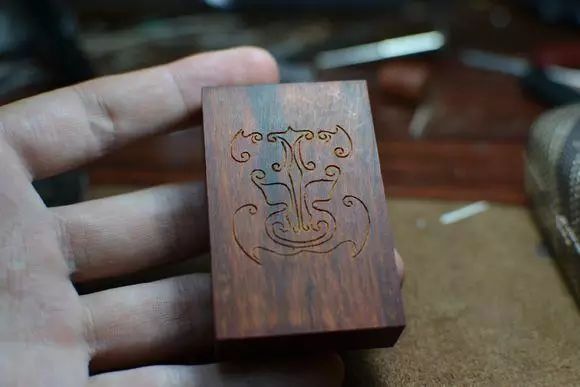 手工制作小叶紫檀镶银丝平安牌教程_镶银木牌_小叶紫檀镶银丝平安牌制作过程